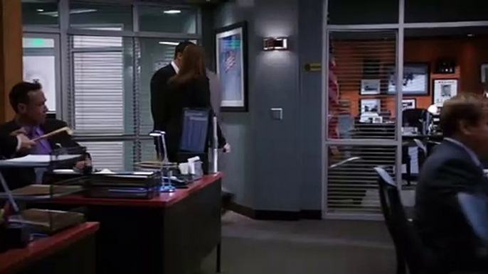Bones 9x04 - Booth kisses Brennan in front of his office