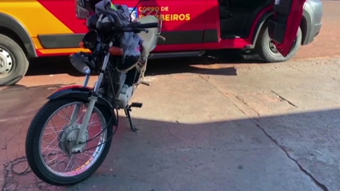 Jovem de 23 anos fica ferido em colisão entre duas motos na Rua Souza Naves, no Parque São Paulo