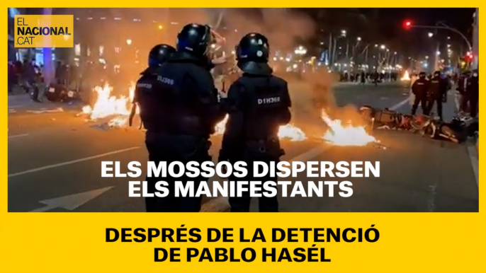 Els Mossos dispersen els manifestants del Passeig de Gràcia, després de la detenció de Pablo Hasél