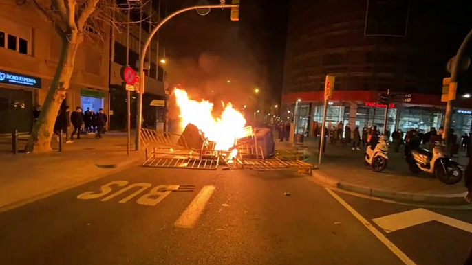 Barricada en flames a Gran de Gràcia durant la cinquena nit d'aldarulls a Barcelona / Guillem Ramos