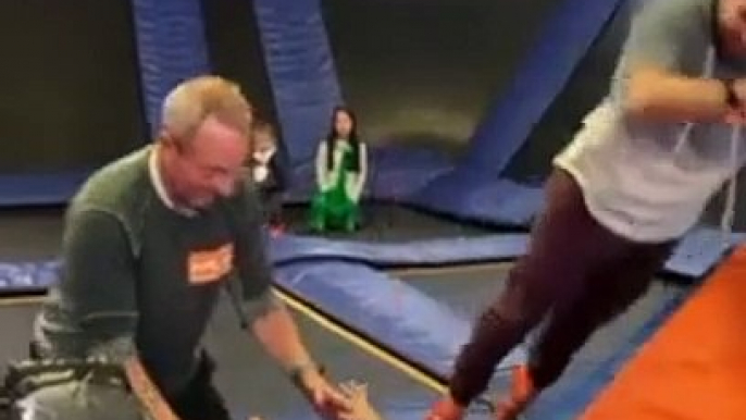 Envoyer voler son fils en sautant sur un trampoline... risqué