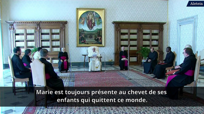 "Marie est présente en ce temps de pandémie", affirme le pape François