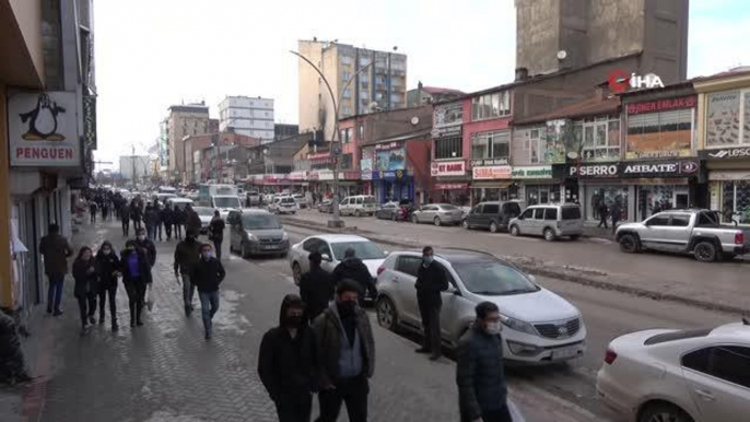 Maviden sarı rengine dönen Yüksekova'da esnafı yeniden kapanma korkusu sardı