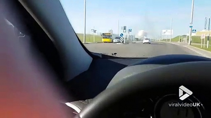 Ce conducteur doit traverser un mur de fumée en pleine autoroute... terrifiant