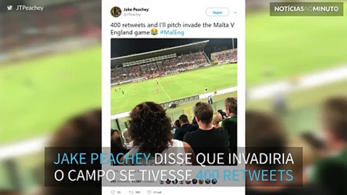 Jovem viraliza no Twitter depois de invadir um campo de futebol