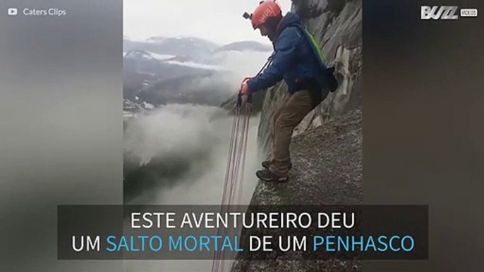 Homem dá salto mortal de penhasco para pular de paraquedas