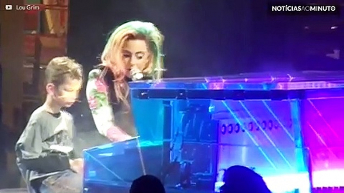 Lady Gaga emociona ao cantar para fã com doença rara