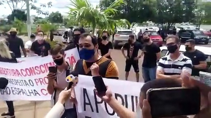 'Tenho vergonha na cara', diz prefeito durante protesto em Patos de Minas