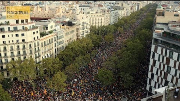 Vistes aèries de la manifestació al Passeig de Gràcia i l'Avinguda Diagonal