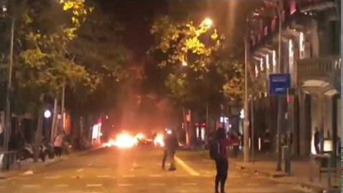 Així ha quedat el passeig de Gràcia després dels aldarulls entre manifestants i policia