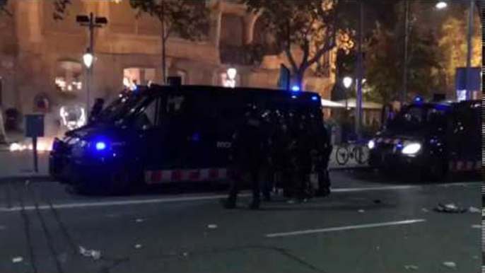 La BRIMO punxa després de passar per sobre d'una barricada al passeig de Gràcia