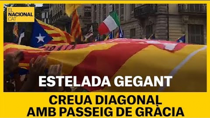 Una gran estelada creua Diagonal amb Passeig de Gràcia