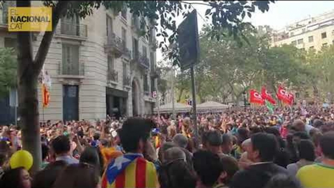 Els manifestants canten 'Volcans' a Passeig de Gràcia amb Rosselló