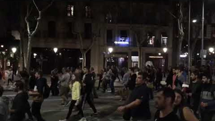 Els manifetsants baixen pel passeig de Gràcia cap a la plaça de Catalunuya