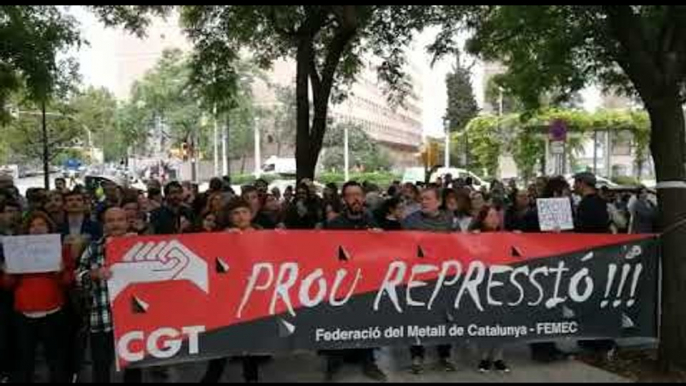 Concentració davant la Ciutat de la Justícia en suport als detinguts per les protestes