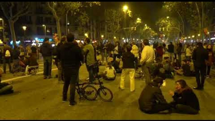 Els CDR que tallen la Gran Via de Barcelona juguen a jocs de taula o llegeixen