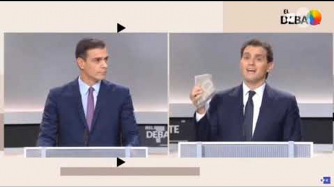 Después del perro, Albert Rivera muestra un adoquín de Barcelona