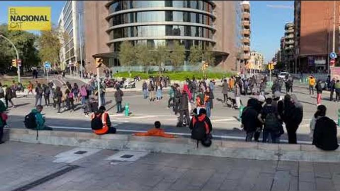 Els CDR tallen el trànsit davant de l'estació de Sants