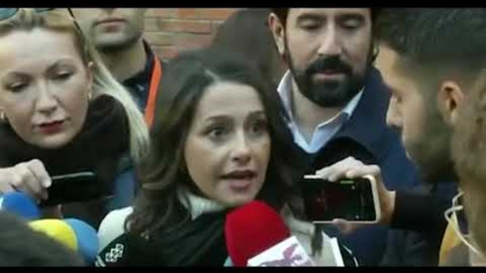 INÉS ARRIMADAS (Ciudadanos), CHILLADA y SILBADA, después de votar en Les Corts de Barcelona