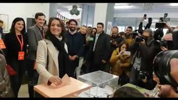 Inés Arrimadas (Ciudadanos) vota moments abans de ser escridassada a Les Corts de Barcelona