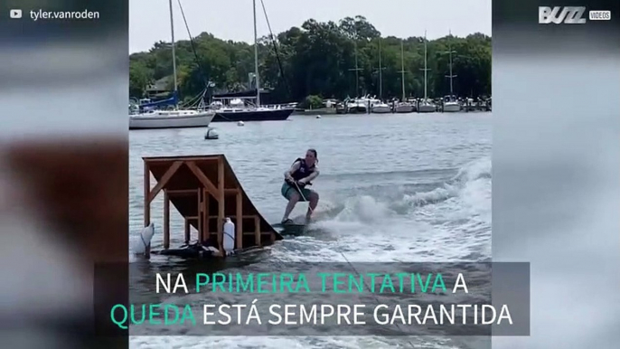 Salto de wakeboard acaba em falhanço cómico