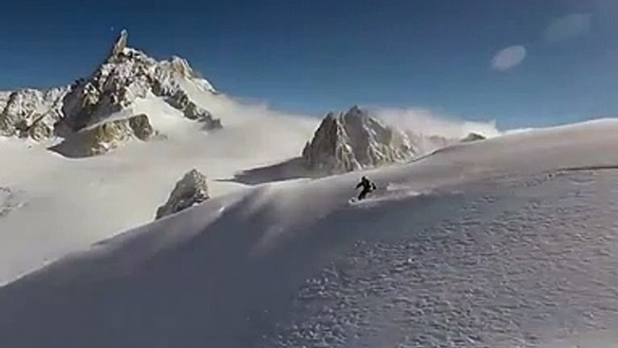 Ce skieur hors piste déclenche une énorme avalanche