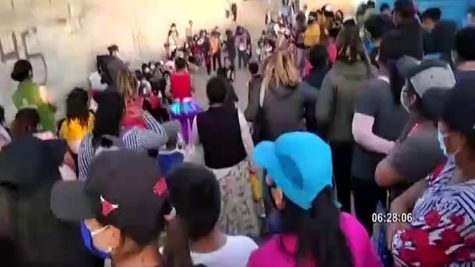 Lomo de Corvina: invasores celebran fiesta infantil con animadoras y un payaso