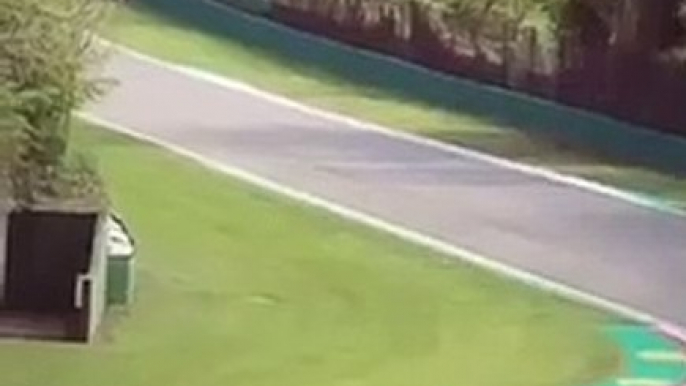 FORMULA 1 / MERCEDES, HAMILTON SALUTA I TIFOSI AD IMOLA DURANTE LA PROVA DELLE GOMME DA 18