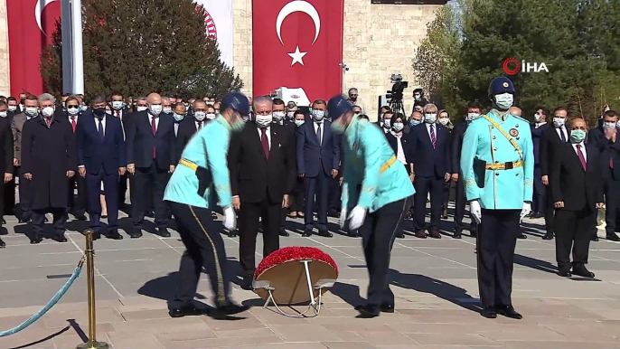 Ulusal Egemenlik ve Çocuk Bayramı törenleri TBMM'de bulunan Atatürk anıtına çelenk konmasıyla başladı