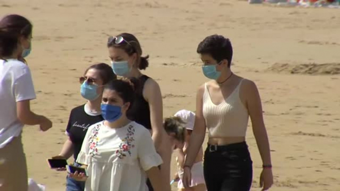 Entra en vigor la ley que obliga al uso de mascarilla en todos los lugares públicos, incluidas las playas