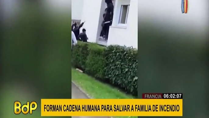 ¡Impactantes imágenes! forman cadena humana para salvar a familia de incendio