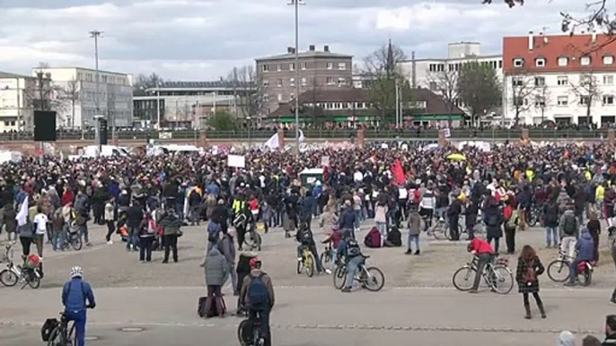 Corona-Protest in Stuttgart ohne Masken und Abstand