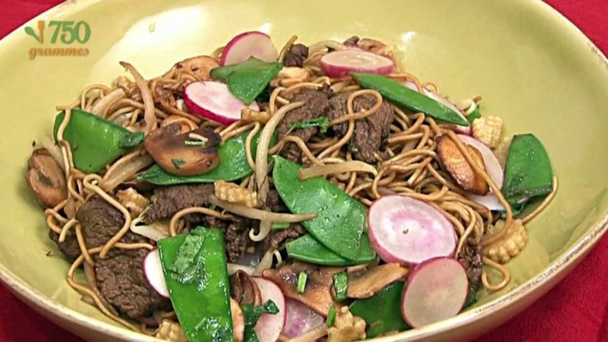 Nouilles sautées, légumes et boeuf caramélisé