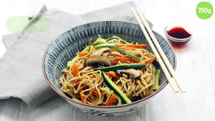 Wok de nouilles sautées aux légumes et champignons