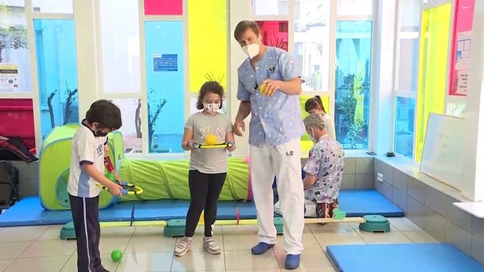 Talleres para niños sin extremidades superiores en el Hospital Niño Jesús