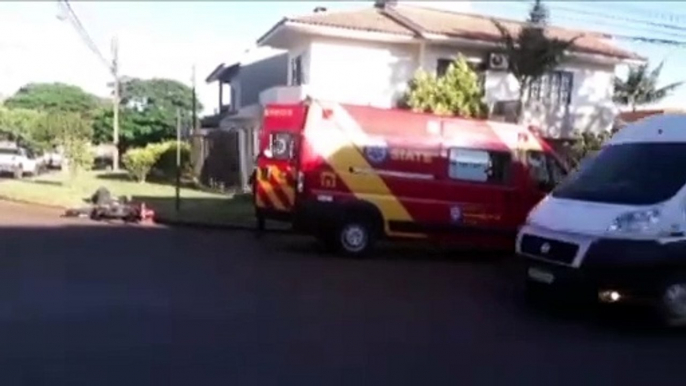 Deslocando para o trabalho, motociclista se envolve em colisão com Kombi e precisa ser socorrido pelo Siate