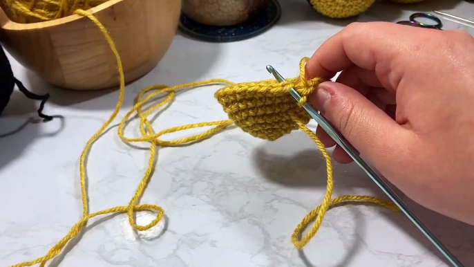 Crochet With Me | Cute Amigurumi Bee Basic Pattern Plushie