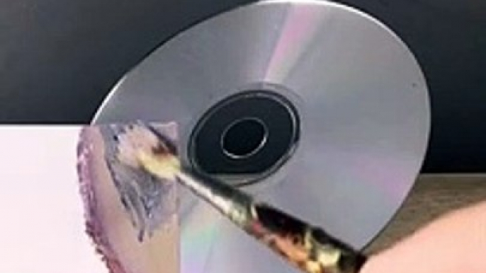 Il reproduit la couleur exact d'un CD à la peinture... magique