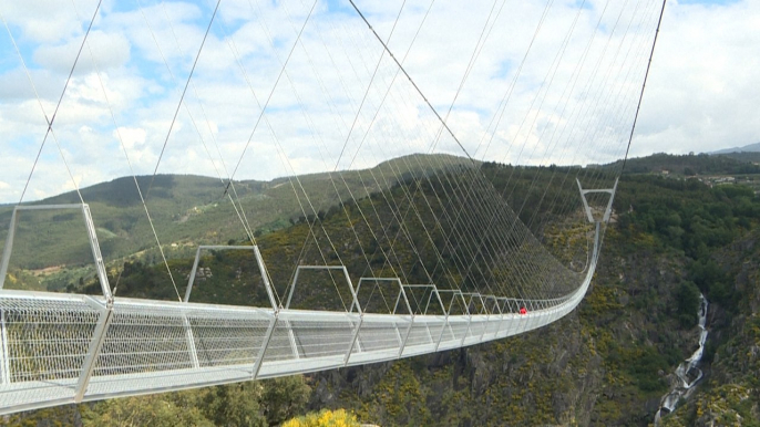 Voici le pont suspendu pour piétons le plus long du monde