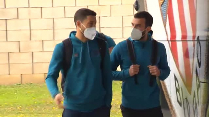 Los jugadores del Sevilla y del Athletic Club se preparan para el encuentro de esta noche