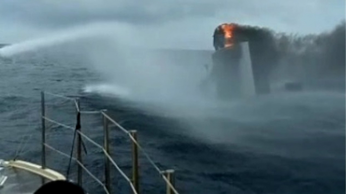 Civitavecchia (RM) - Catamarano in fiamme: salvato equipaggio (08.05.21)
