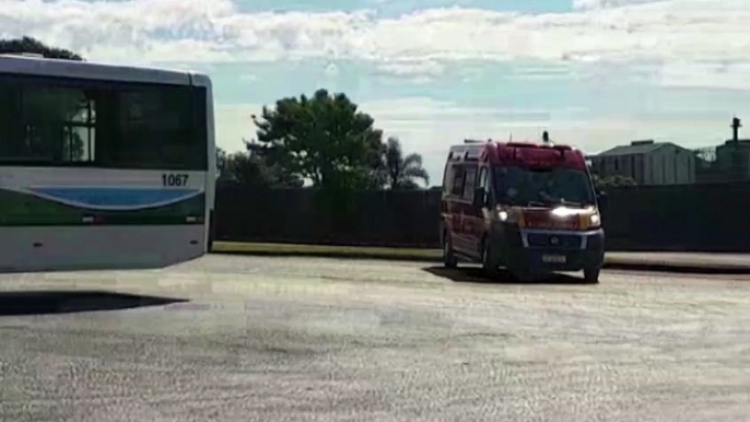 Vítima atingida por objeto é socorrida pelo Siate em empresa às margens da BR-277, em Cascavel