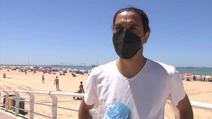 Los turistas llenan las playas y las terrazas de Cádiz