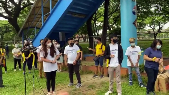 Robredo supporters hold prayer vigil outside Ateneo for Aquino