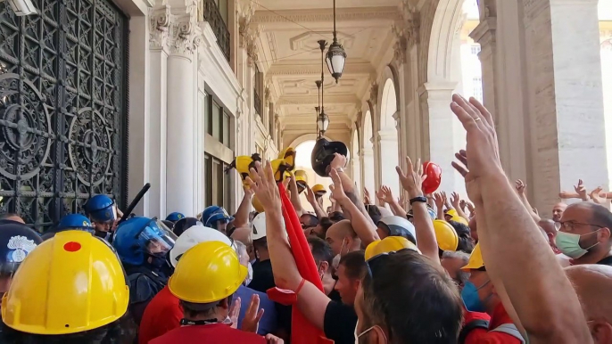 Genova, manifestazione degli operai ex Ilva: i poliziotti si tolgono il casco davanti ai lavoratori