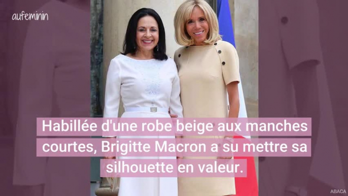 En petite robe beige, Brigitte Macron nous offre un look parfait pour l'été