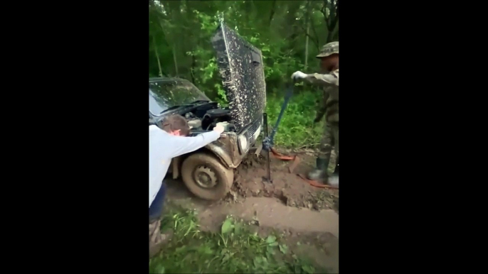 Pousser une voiture hors de la boue ça peut faire mal aux doigts