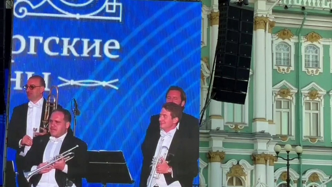 I russi celebrano la Puglia: Emiliano applaudito come una Star a San Pietroburgo, in 40.000 per il concerto dell'Orchestra della Fondazione Teatro Petruzzelli - video