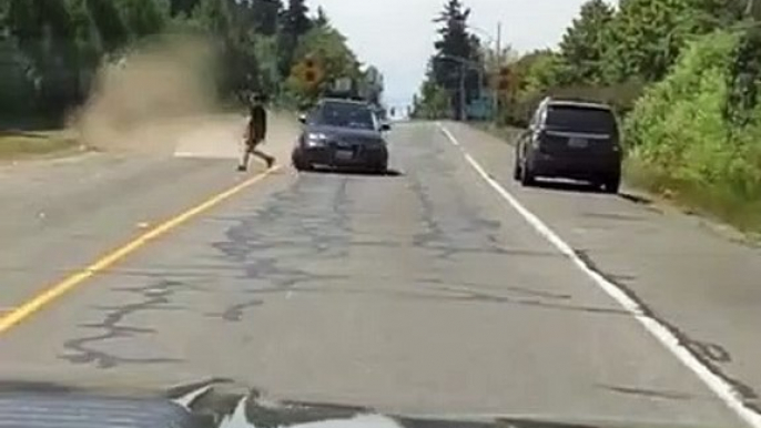 Ce conducteur veut absolument en renverser un autre pour se venger !