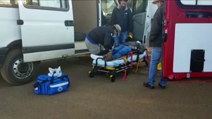 Motociclista tem suspeita de fratura na perna, após deslizar sobre pedras soltas na via e cair, no Bairro Cataratas